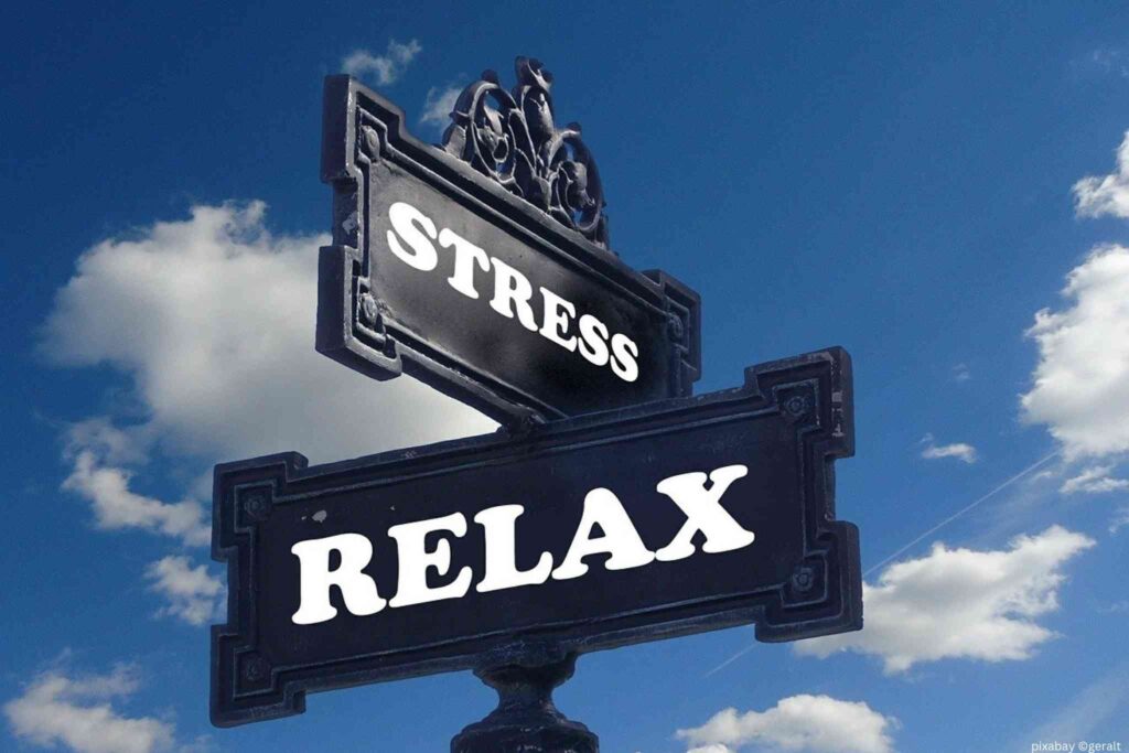 zwei Straßenschilder übereinander mit der Bezeichnung Stress und Relax