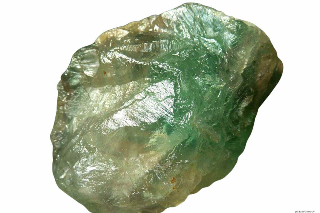 grünlich schimmernder Kristall aus Calium fluoratum