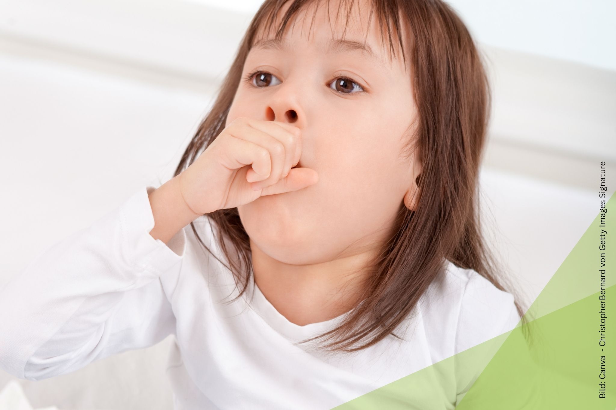 Mädchen hustet mit Hand vor dem Mund zum Thema Bronchitis bei Kindern
