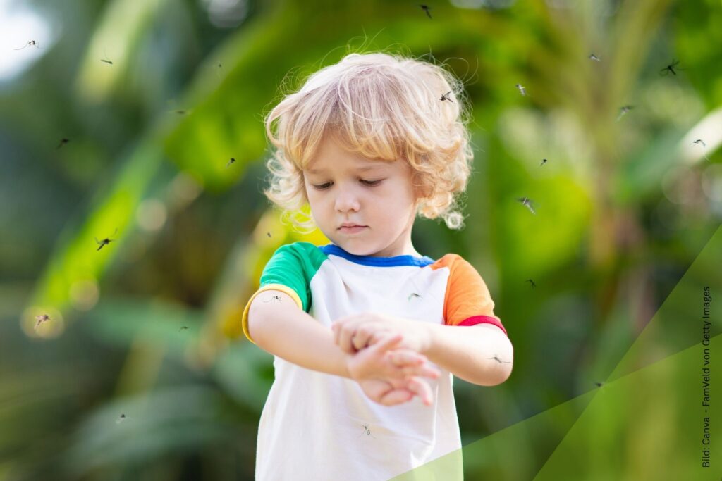 Kind inmitten von Mücken zum Thema Insektenstiche bei Kindern: Homöopathische Mittelbilder bei Schwellung, Juckreiz und Rötung – plus Warnzeichen bei Allergie.