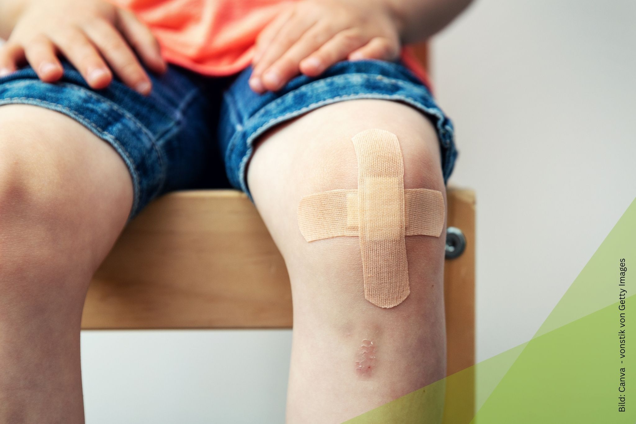 Kind mit Prellung und Pflaster am Knie zum Thema Prellungen, Verstauchungen, Rückenschmerzen bei Kindern: Homöopathie nach kleinen Unfällen