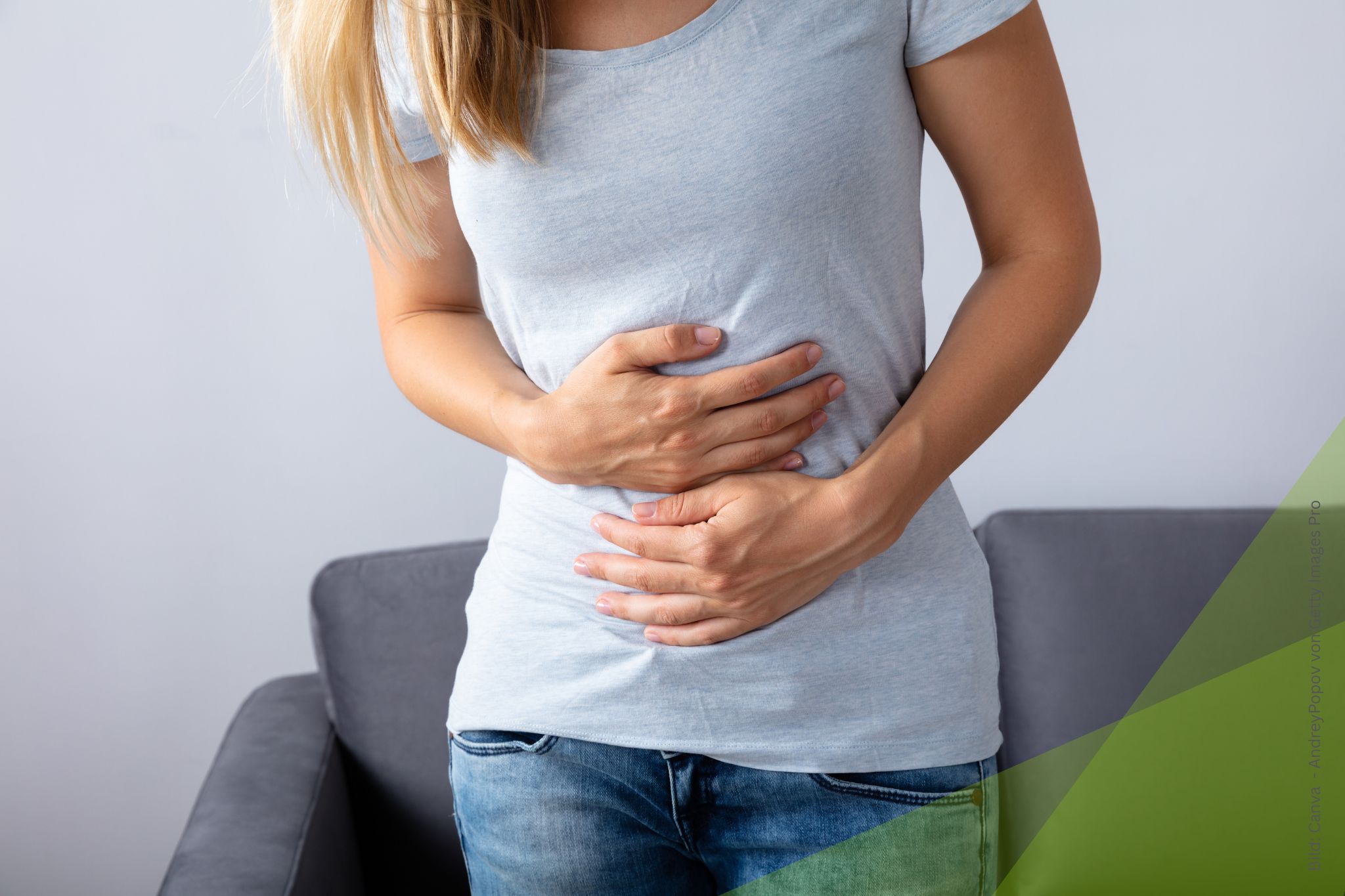 Nahaufnahme Frau, die sich den Bauch hält zum Thema Homöopathie bei Bauchschmerzen